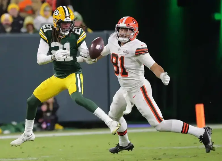 Green Bay Packers cornerback Eric Stokes (21) nearly intercepts a pass intended for Cleveland Browns tight end Austin Hooper (81) during the fourth quarter of their game on December 25, 2021 at Lambeau Field in Green Bay, Wis. First-round draftee Stokes was the 29th pick. His years with Green Bay are 2020-present. © Mark Hoffman / Milwaukee Journal Sentinel / USA TODAY NETWORK