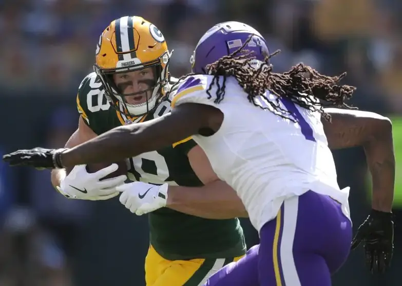 Sep 29, 2024; Green Bay, Wisconsin, USA; Green Bay Packers tight end Luke Musgrave (88) against Minnesota Vikings cornerback Shaquill Griffin (1)during their football game on Sunday, September 29, 2024 at Lambeau Field in Green Bay, Wis. Mandatory Credit: William Glasheen/USA TODAY Network via Imagn Images