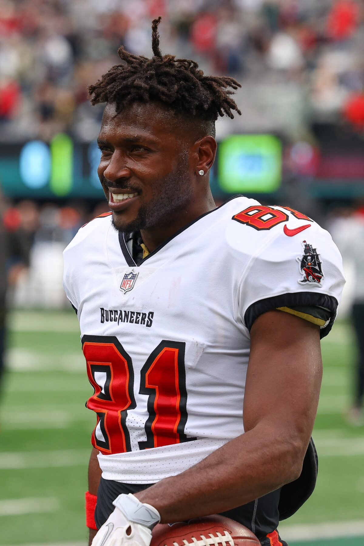 Amid Attempted Murder Charges, Antonio Brown Sees Video Leaked Of His Hiding Spot Go Viral (Breaking) 3 Jan 2, 2022; East Rutherford, New Jersey, USA; Tampa Bay Buccaneers wide receiver Antonio Brown (81) on the field before the game against the New York Jets during the second half at MetLife Stadium. Mandatory Credit: Vincent Carchietta-USA TODAY Sports
