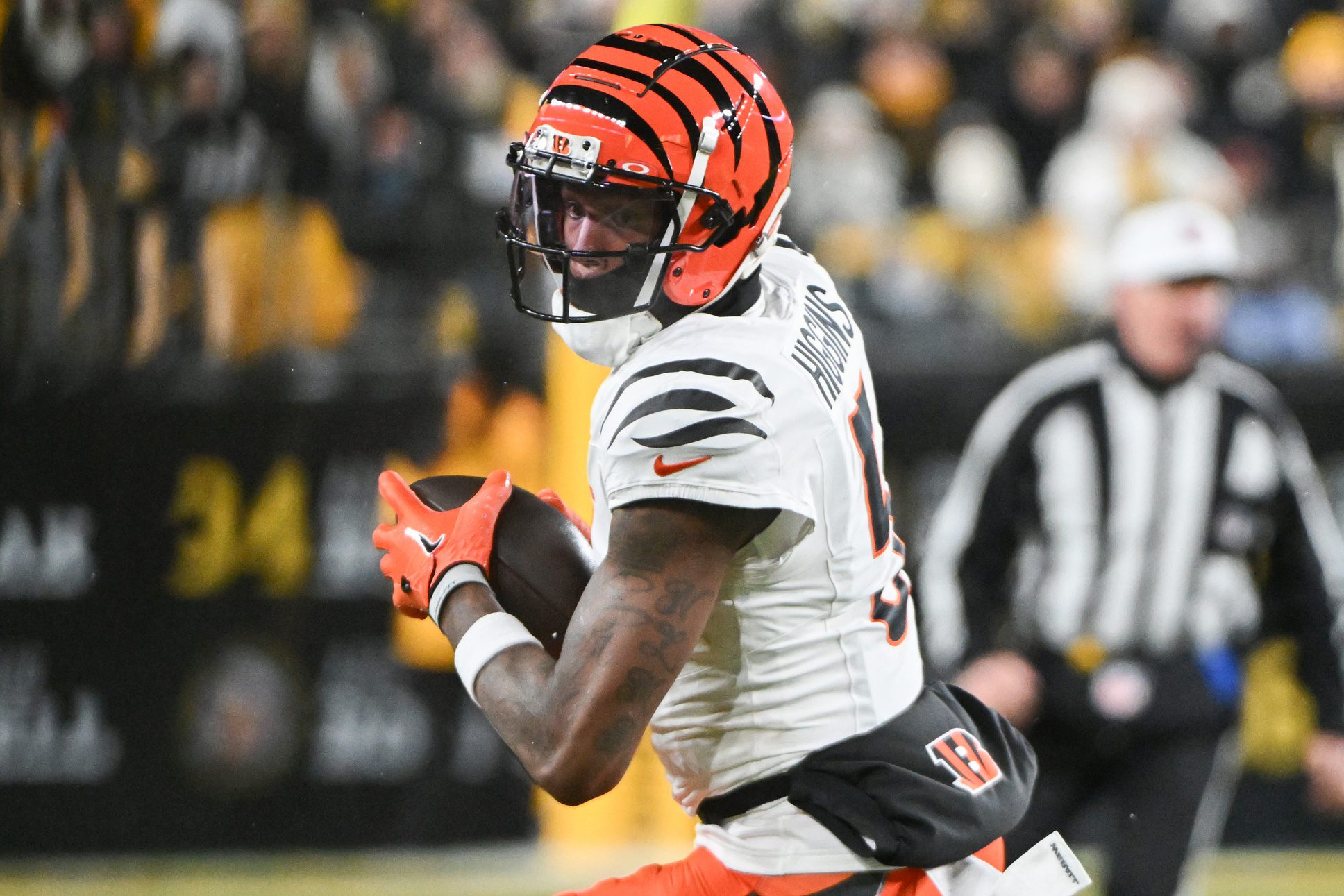 "We Are Sitting At The Super Bowl": Tee Higgins Mom Gives Bold Prediction After Bengals Signing 2 Cincinnati Bengals wide receiver Tee Higgins (5) catches a pass