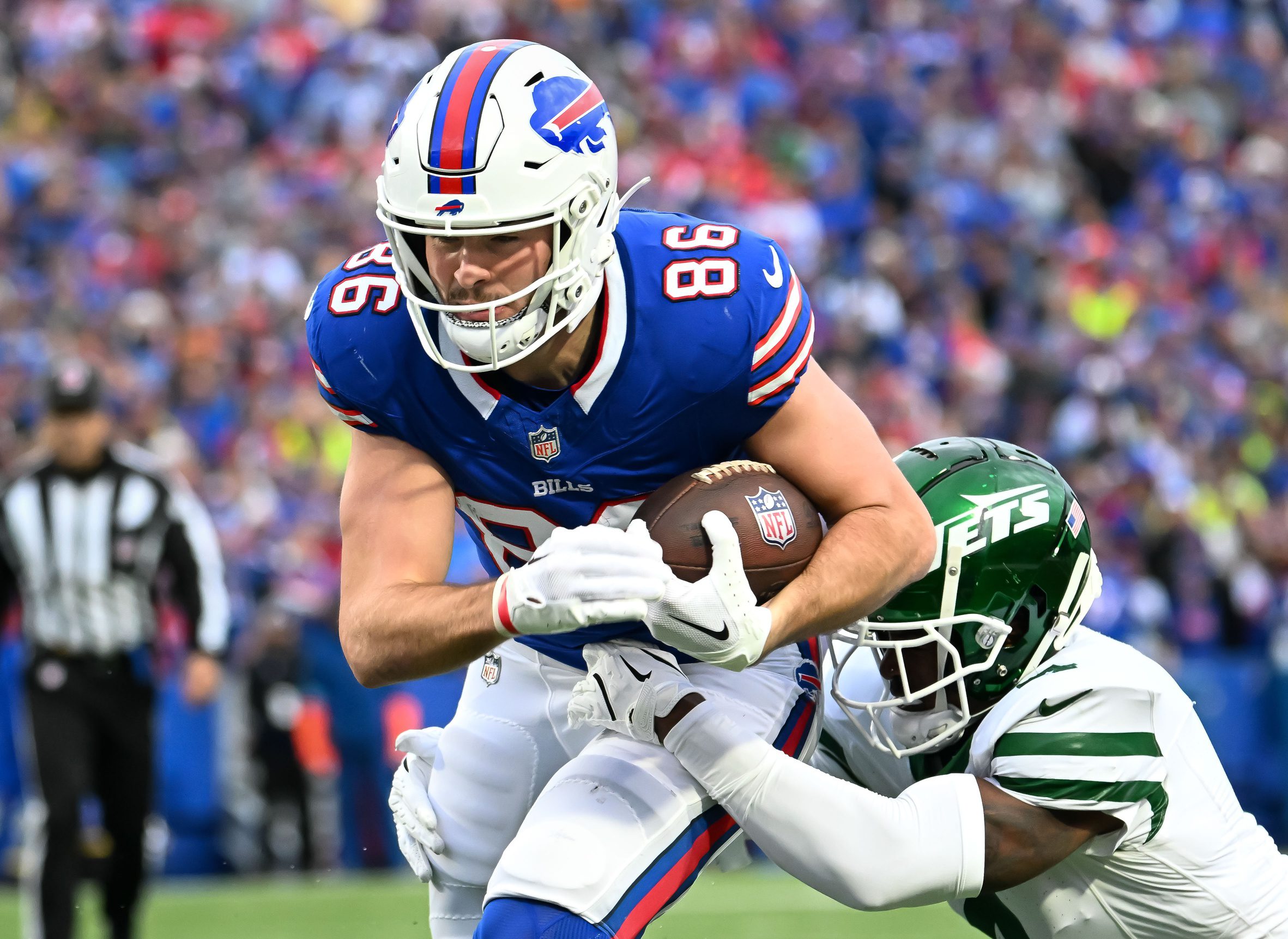 Buffalo Bills tight end Dalton Kincaid (86) tries to break fr