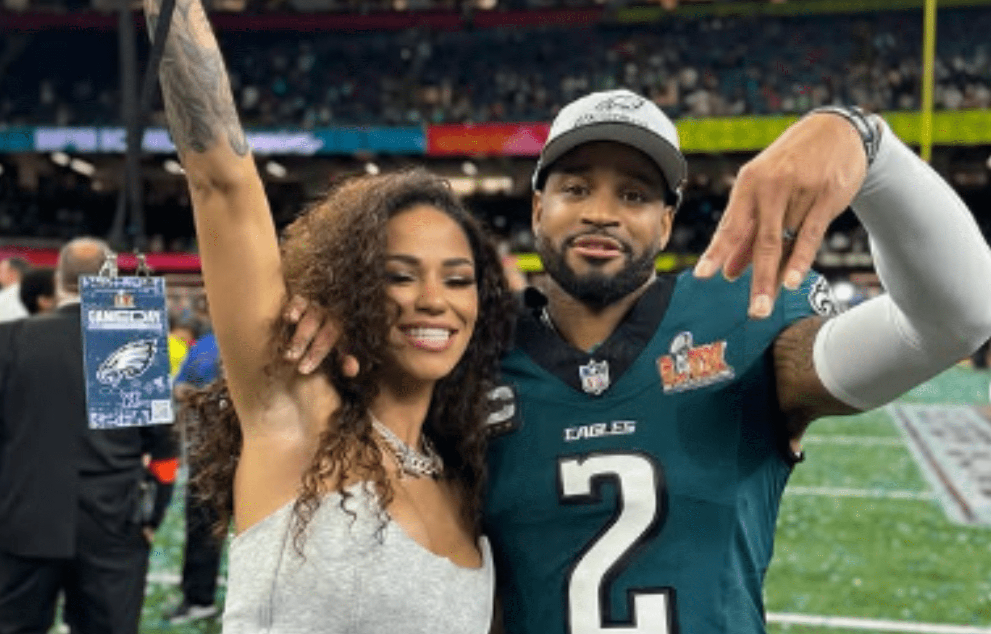 "Prayers For This Fan": Darius Slay's GF Jennifer Shocked On MLB Fan's Fall 20-Feet From The Stands 1 Darius Slay Jr.’s wife, Jennifer Slay, recently reacted to the heartbreaking news of a baseball fan falling from the right-field stands at a baseball game. Photo credits: Imagn