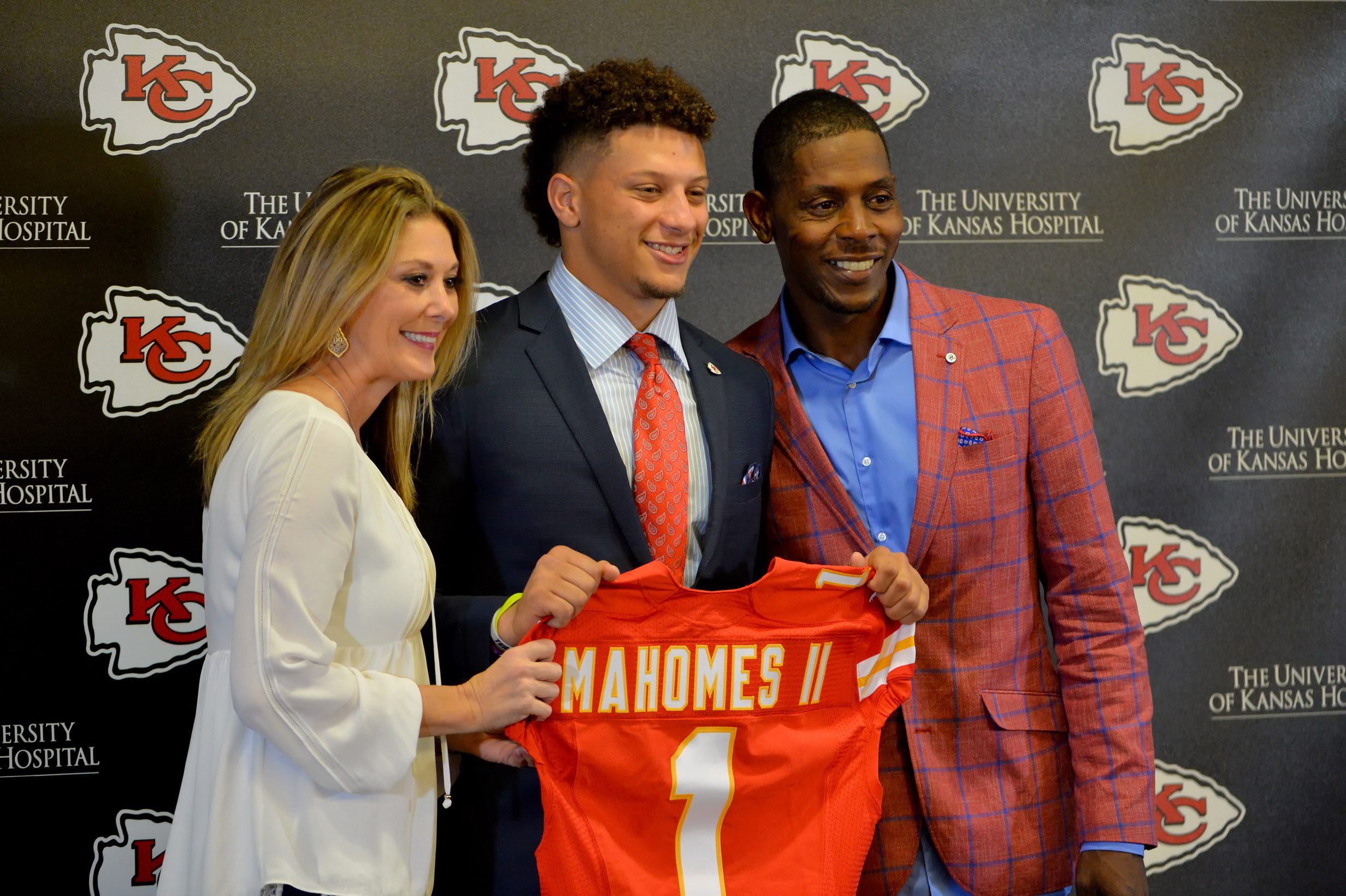 Patrick Mahomes' Father Shows Up For Baby Mom Anika Cooper's Daughter Zoe In 5th Grade Graduation 1 Patrick Mahomes with parents