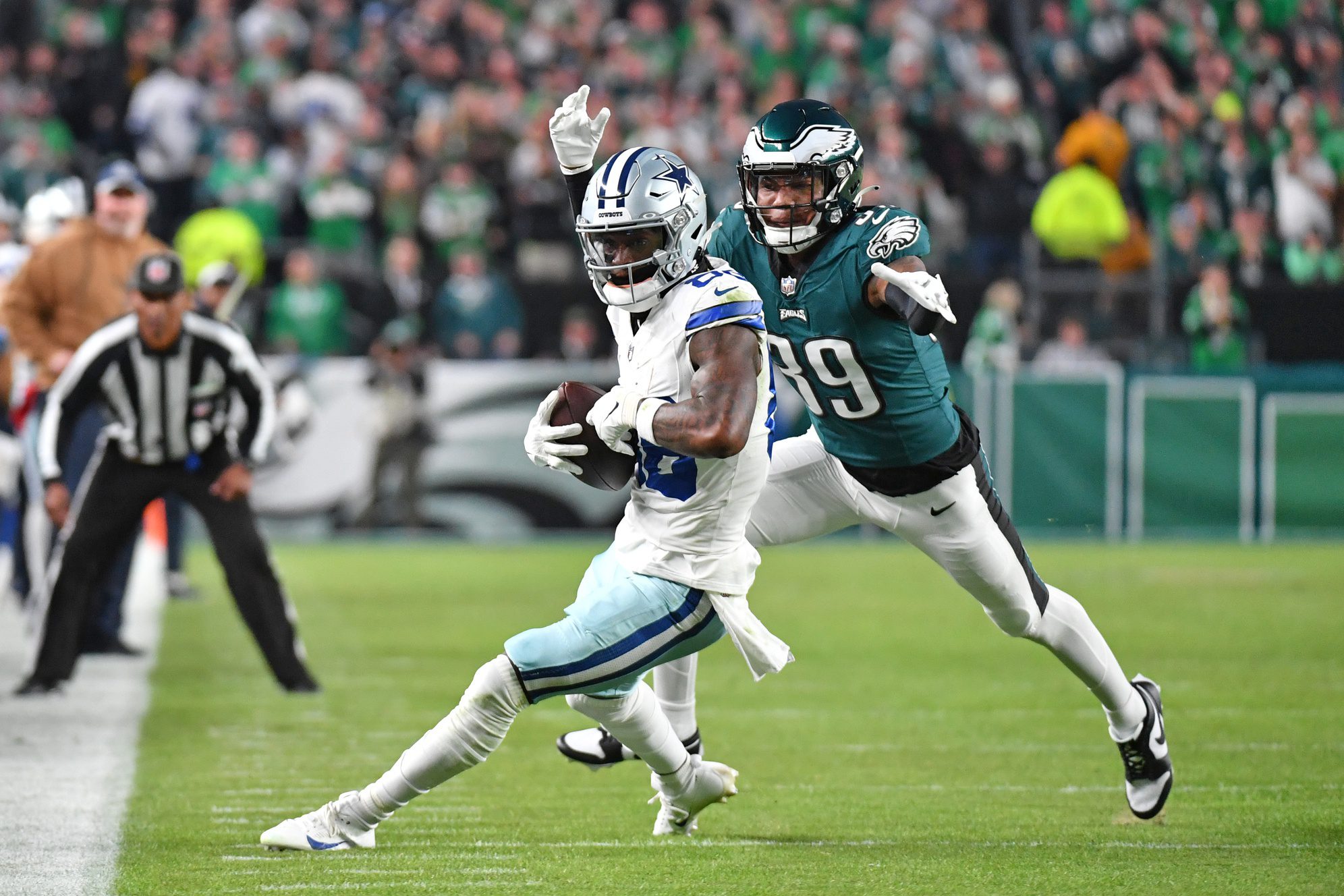 "I Owe You A Glass Of Wine" Donald Trump Sees NFL Star Go After His Married Daughter 2 Nov 5, 2023; Philadelphia, Pennsylvania, USA; Dallas Cowboys wide receiver CeeDee Lamb (88) makes a catch past Philadelphia Eagles cornerback Eli Ricks (39) during the second quarter at Lincoln Financial Field. Mandatory Credit: Eric Hartline-Imagn Images
