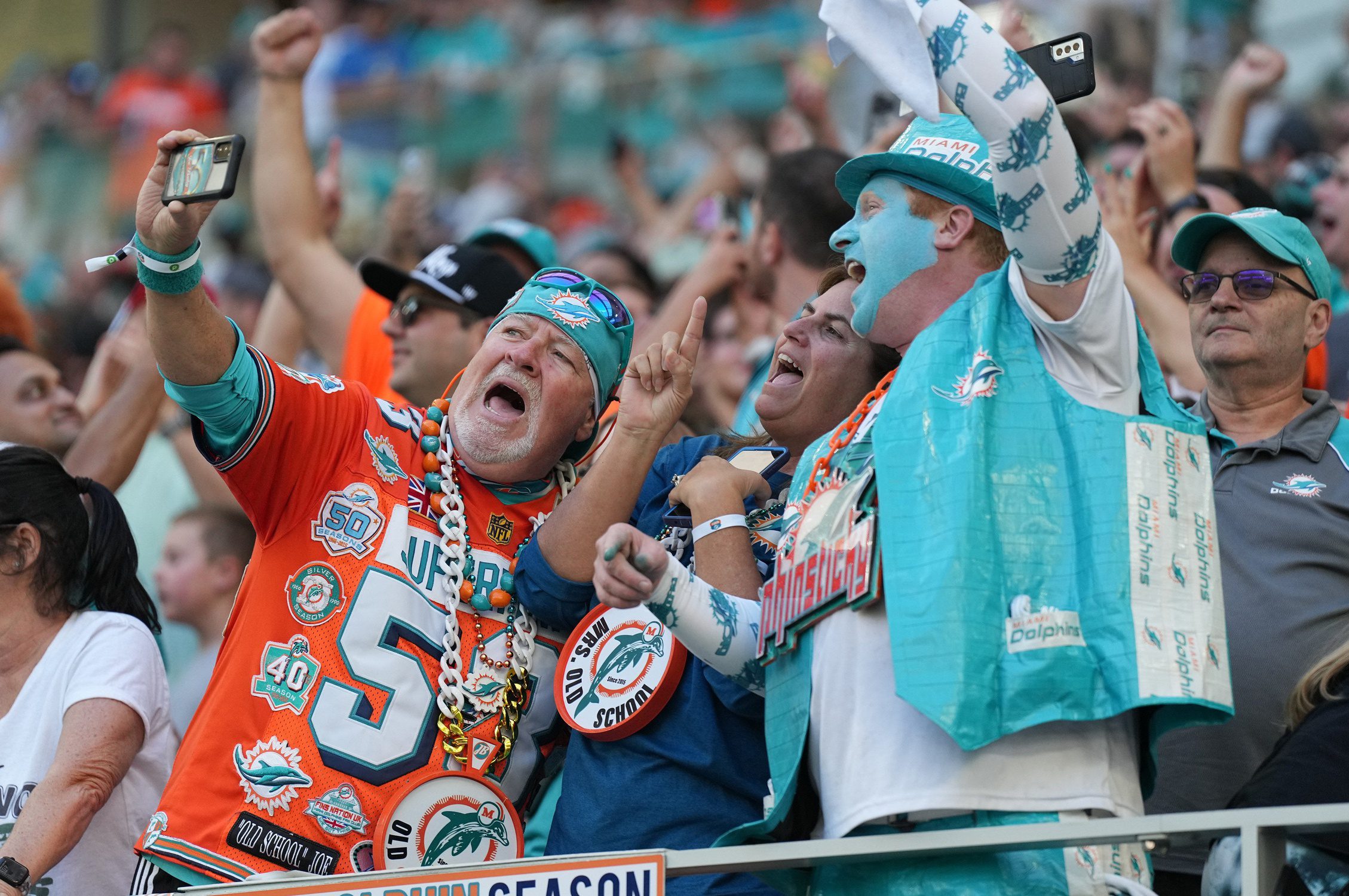 "Come Back!": Miami Dolphins Fans Urge 5x Pro Bowler to Unretire 3 Miami Dolphins, Fans