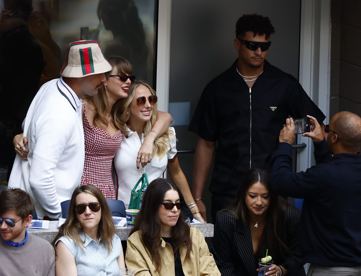 "She Did What?!" Taylor Swift Just Gave Patrick Mahomes $15,000 (Video) 1 Sep 8, 2024; Flushing, NY, USA; Recording artist Taylor Swift and Kansas City Chiefs tight end Travis Kelce and Kansas City Chiefs quarterback Patrick Mahomes and Brittany Mahomes look on in the men’s singles final of the 2024 U.S. Open tennis tournament at USTA Billie Jean King National Tennis Center at Louis Armstrong Stadium. Mandatory Credit: Mike Frey-Imagn Images