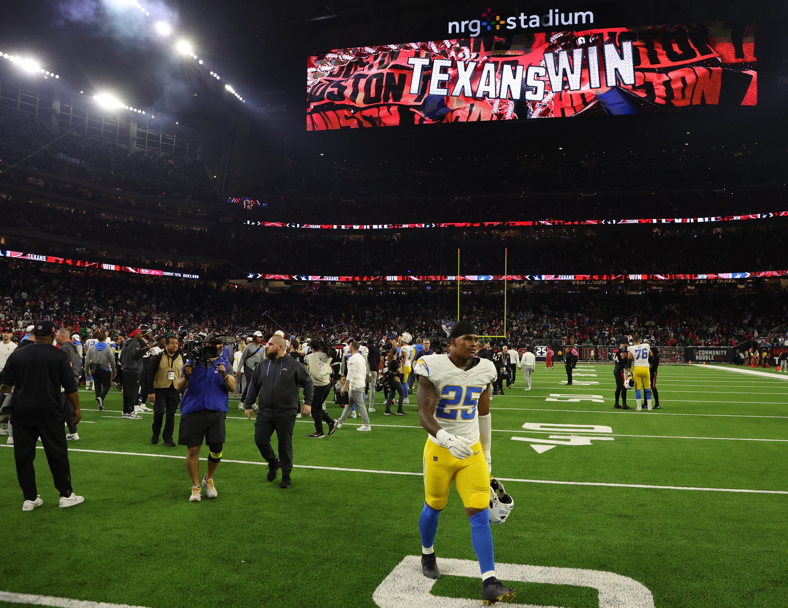 "100%": Los Angeles Chargers Pro Bowler Shares Major Injury Update 3 Los Angeles Chargers, Junior Colson