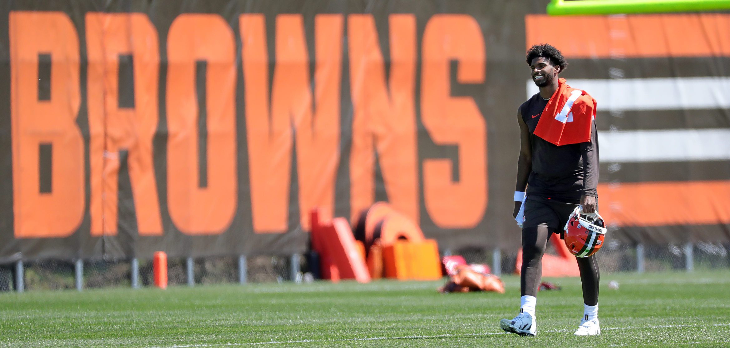 "Oh My God" Shedeur Sanders' First Pass At Browns Practice Goes Horribly Wrong 3 Cleveland Browns quarterback Shedeur Sanders (12) walks off the field after the first day of NFL rookie minicamp at the Cleveland Browns training facility on Friday, May 9, 2025, in Berea, Ohio. © Jeff Lange / USA TODAY NETWORK via Imagn Images