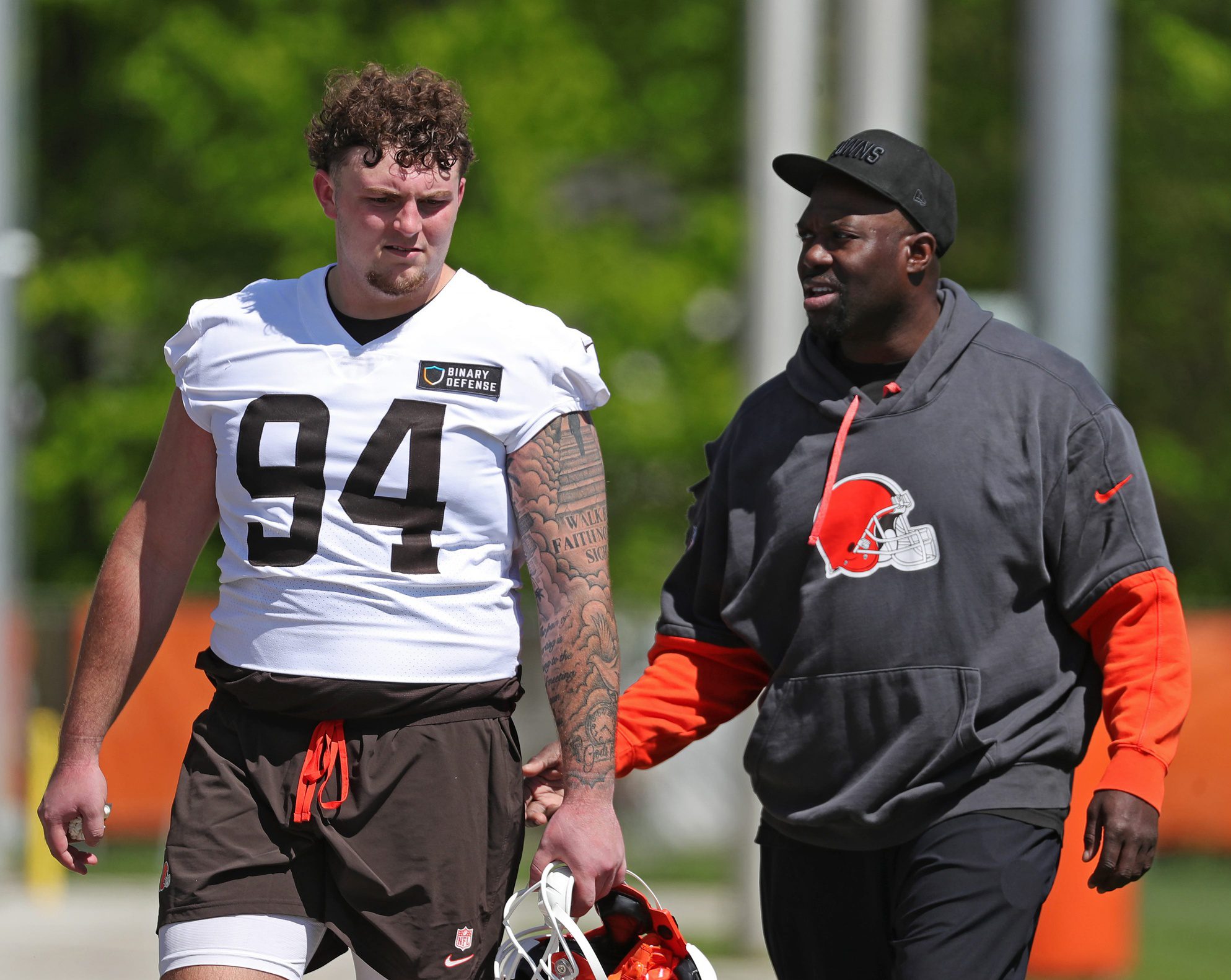"That Looks Really Bad" Browns See Concerning Video Leaked Of 2025 NFL Draft Pick (Report) 2 Cleveland Browns defensive tackle Mason Graham (94) chats with defensive line coach Jacques Cesaire after NFL rookie minicamp at the Cleveland Browns training facility on Friday, May 9, 2025, in Berea, Ohio. © Jeff Lange / USA TODAY NETWORK via Imagn Images