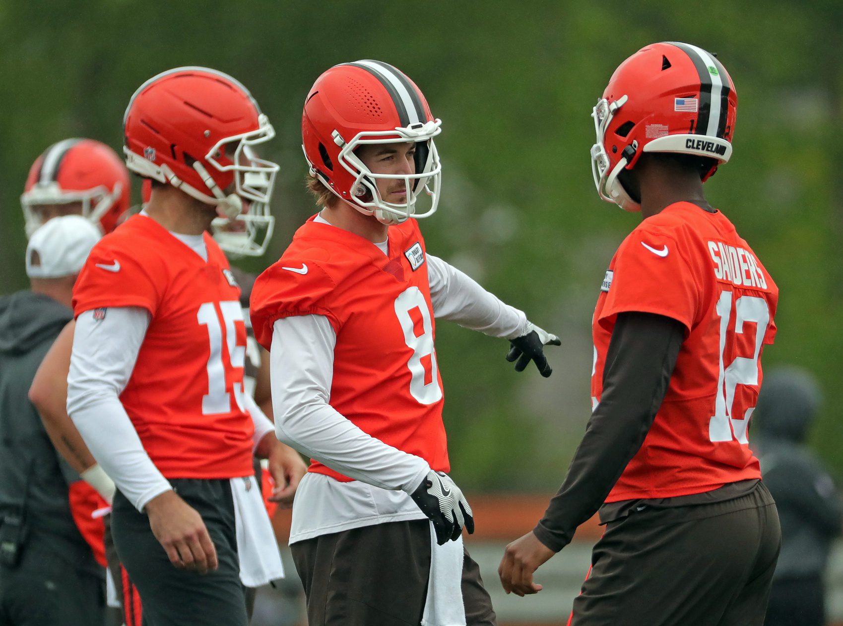 Cleveland Browns: Kenny Pickett Tells True Story About QB Competition 1 Cleveland Browns quarterback Kenny Pickett with rookie Shedeur Sanders.
