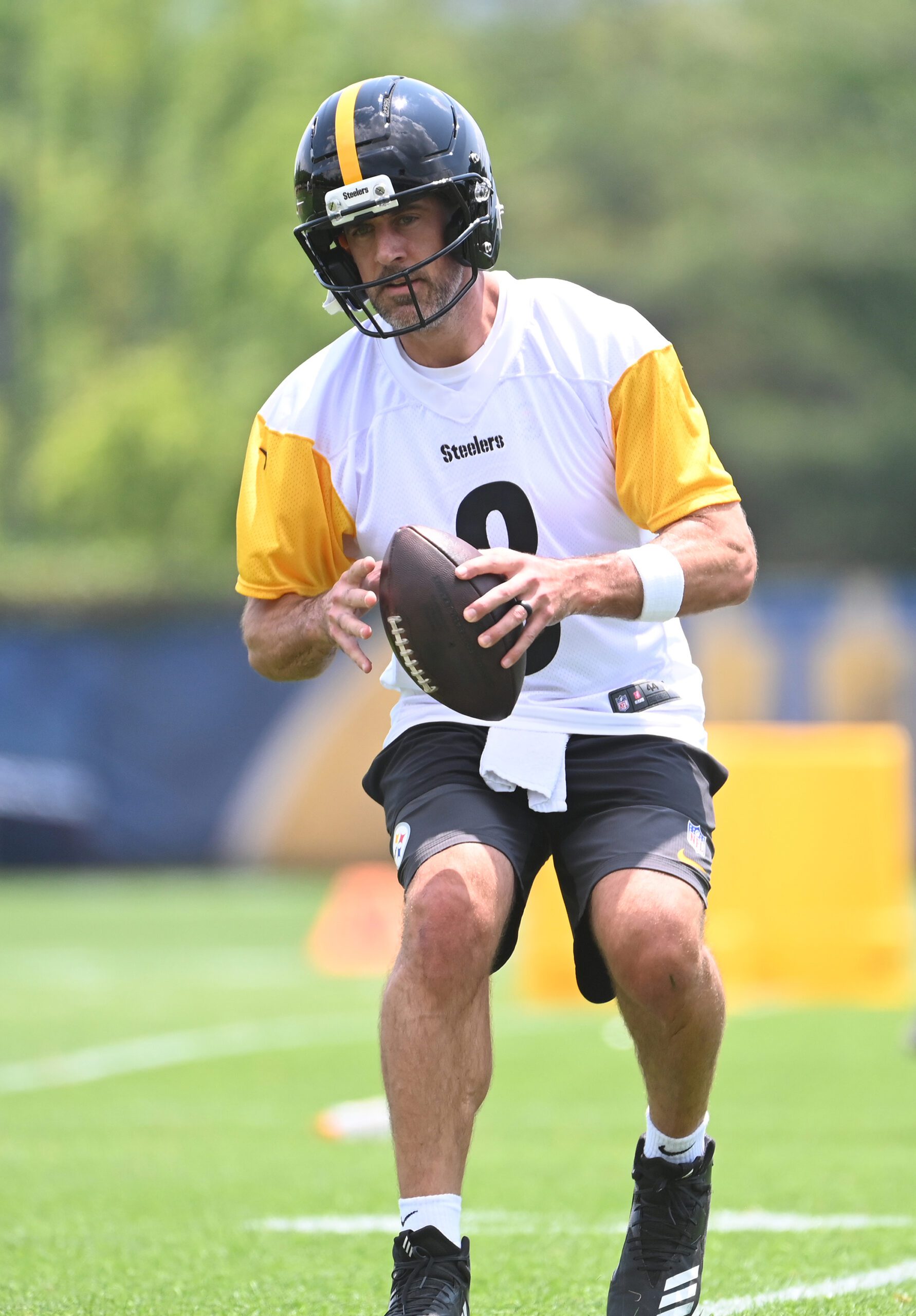 Fans React After Seeing Aaron Rodgers in Steelers Gear for the First Time 1 Pittsburgh Steelers, Aaron Rodgers
