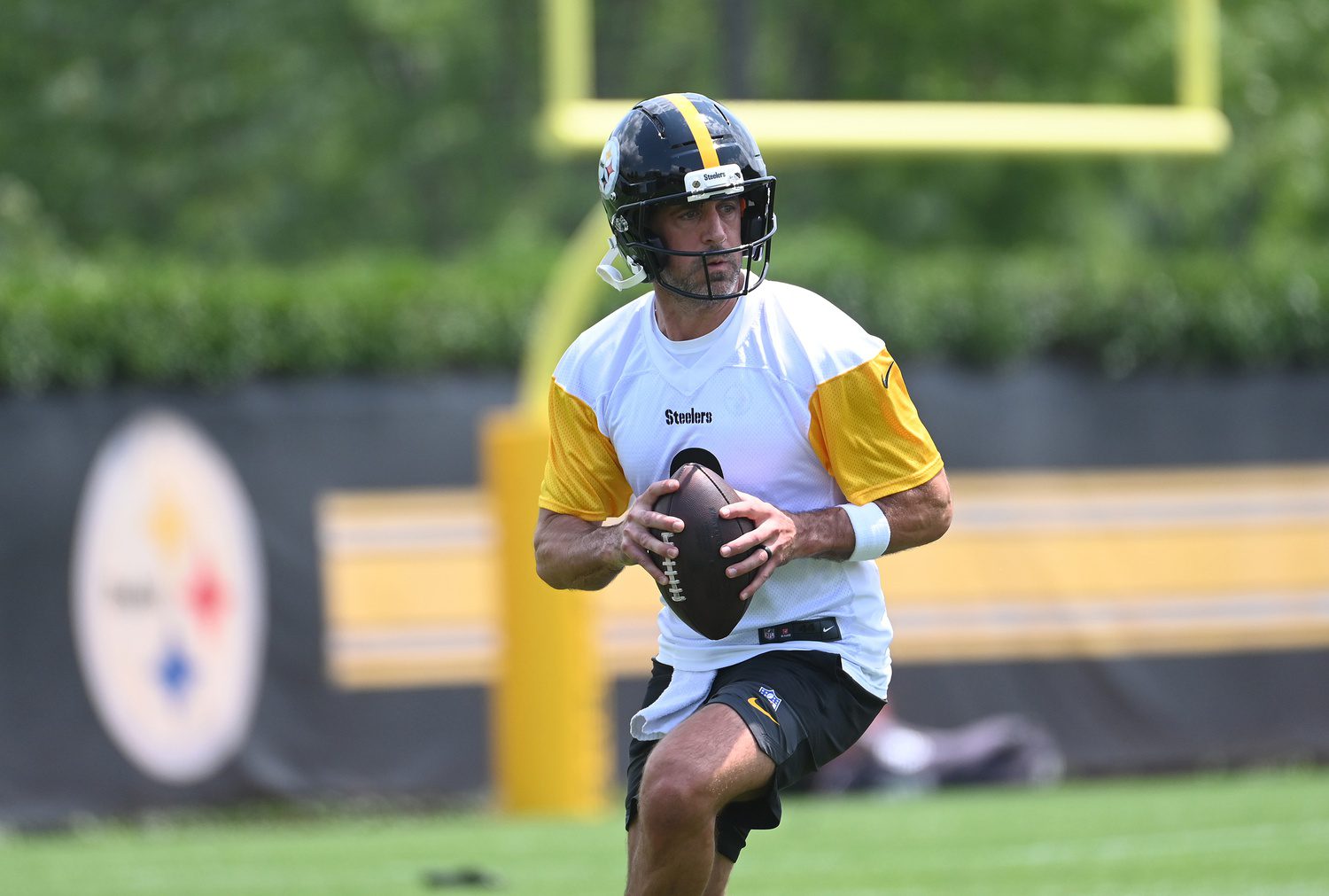"Read His Resume": Aaron Rodgers Getting Steelers Starting QB Role Gets Mike Tomlin's Honest Thoughts 1 Aaron Rodgers