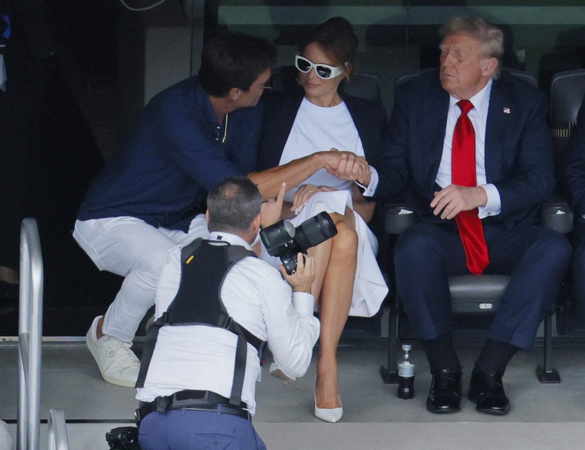 [Subscription Customers Only] Jul 13, 2025; East Rutherford, New Jersey, USA; Former professional football quarterback Tom Brady with U.S. President Donald Trump and first lady Melania Trump during the final of the 2025 FIFA Club World Cup at MetLife Stadium. Mandatory Credit: Brian Snyder-Reuters via Imagn Images