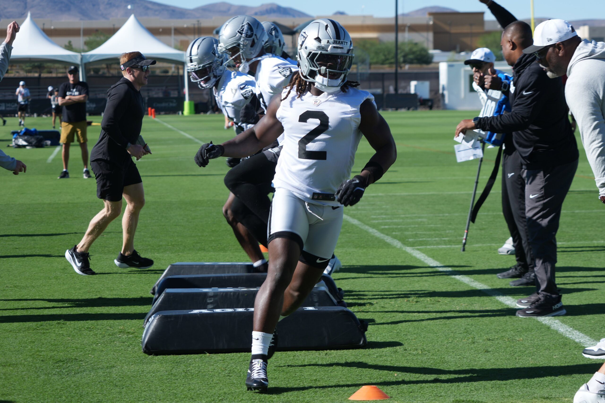 "A Smooth RB": Ashton Jeanty Earns Instant Hype from Geno Smith After Camp Debut 3 ashton jeanty