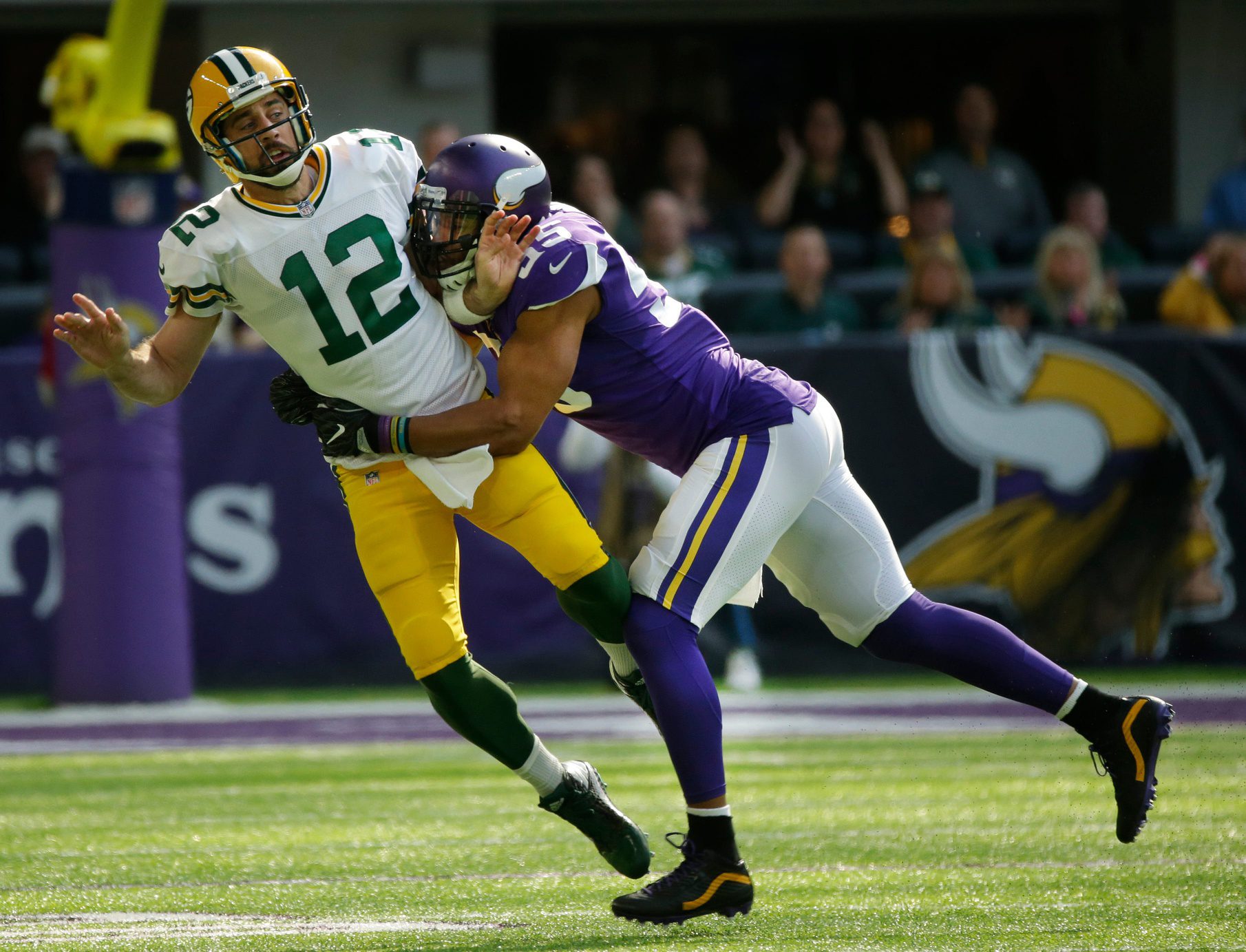 Breaking: Aaron Rodgers Sees Hated Rival Who Broke His Arm, Suddenly Retire From The NFL (Report) 2 Green Bay Packers quarterback Aaron Rodgers (12) is hit by Minnesota Vikings outside linebacker Anthony Barr (55) breaking Rodgers collarbone during the first quarter of their game against the Minnesota Vikings Sunday, October 15, 2017 at U.S. Bank Stadium in Minneapolis, Minn. © Mark Hoffman / Milwaukee Journal Sentinel, Milwaukee Journal Sentinel via Imagn Content Services, LLC