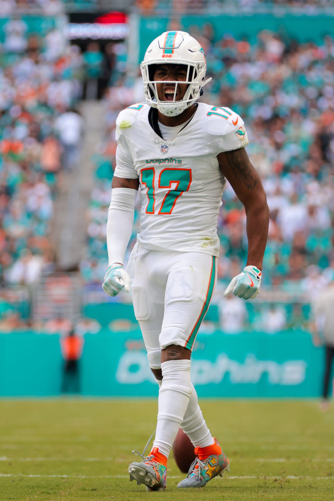 ‘Bro Is Super Mid, Top-Tier Is Stretch’: Mike McDaniel’s Comment About Jaylen Waddle Divides Fans 3 Miami Dolphins, Jaylen Waddle