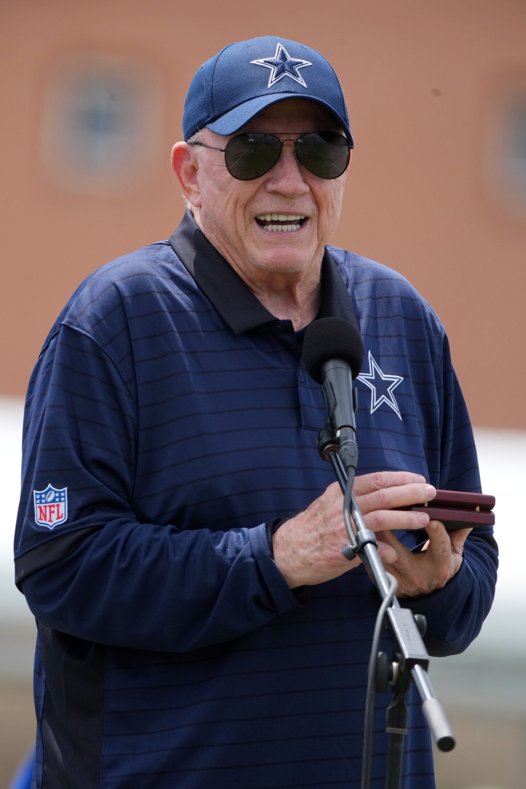 "How Long Has It Been?" Cowboys' Jerry Jones Shockingly Throws Shade At AFC Rival, Fans Immediately Erupt (Report) 3 Jul 26, 2025; Oxnard, CA, USA; Dallas Cowboys owner Jerry Jones at training camp at the River Ridge Fields. Mandatory Credit: Kirby Lee-Imagn Images