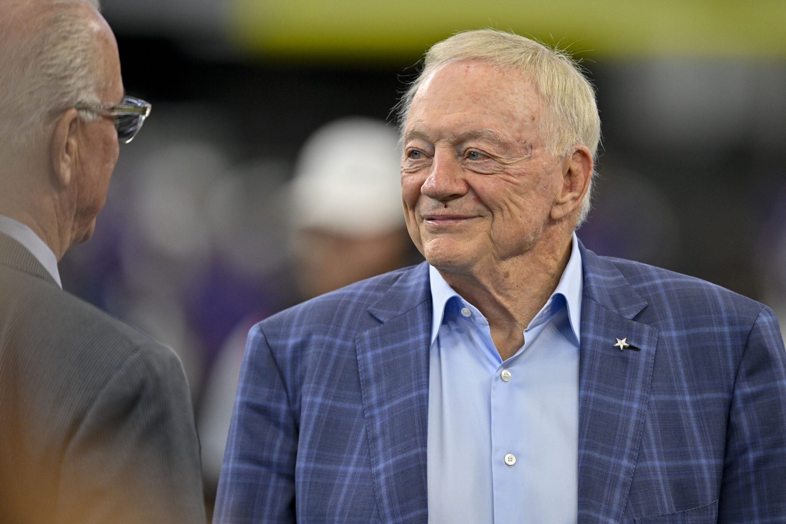DRAMA IN TEXAS! Jerry Jones LOSES HIS CALM — Yells at Cowboys Fans and PERSONALLY “KICKS” THEM OUT! The entire practice field is stunned, security guards rush in in the chaos… Is this a SIGN that Jerry has completely lost control? .Qu