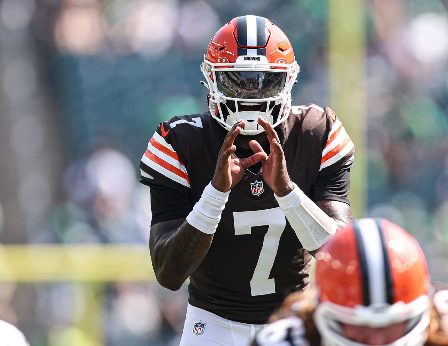 Breaking: Browns Rapidly Release Quarterback After Final Pre-Season Game (Report) 2 Aug 16, 2025; Philadelphia, Pennsylvania, USA; Cleveland Browns quarterback Tyler Huntley (7) prepares to run a play against the Philadelphia Eagles at Lincoln Financial Field. Mandatory Credit: Bill Streicher-Imagn Images
