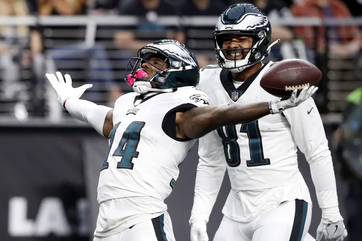 Kenneth Gainwell celebrates a touchdown