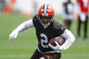 Amari Cooper running with ball after catch in Cleveland Browns practice