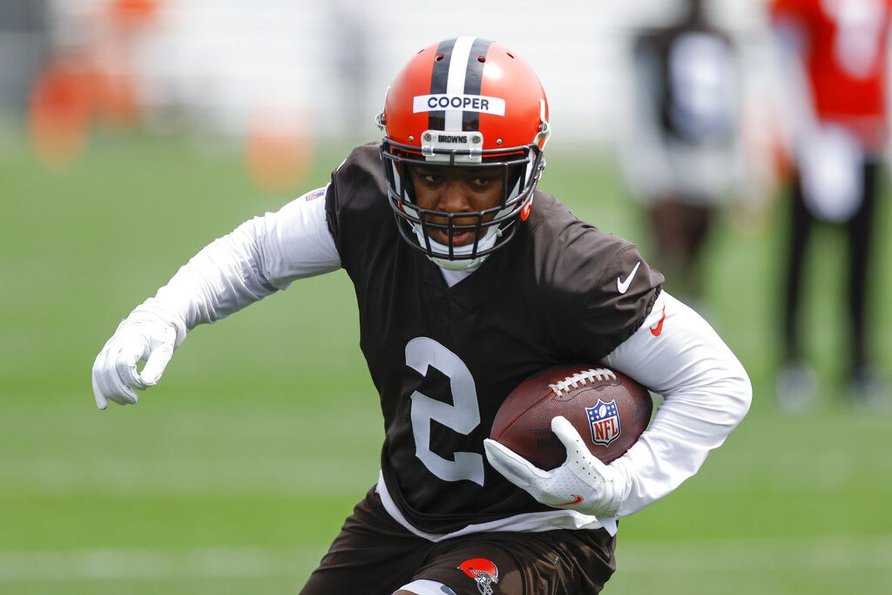 Amari Cooper running with ball after catch in Cleveland Browns practice
