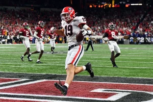 Tight End Brock Bowers scores late TD in 2022 National Championship game