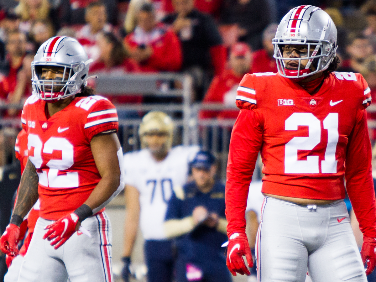 Ohio State Linebackers get ready for a play in 2021.