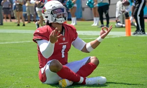 Cardinals Qb Kyler Murray celebrates a touchdown.