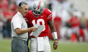 Jim Tressel talks to Troy Smith about a play.