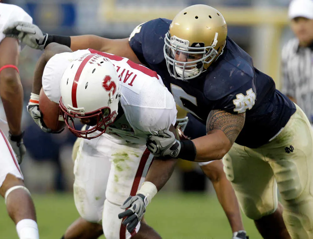 Manti going for tackle against Stanford
