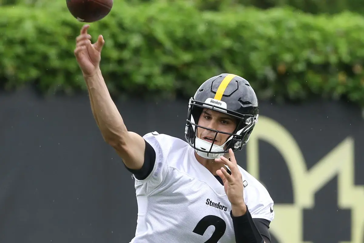 Mason Rudolph throwing passes in practice