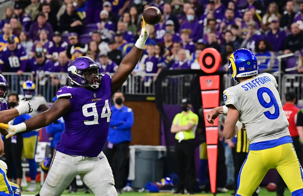 Minnesota Vikings defensive end Dalvin Tomlinson deflects pass from Rams quarterback Matthew Stafford.