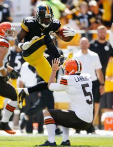 Steelers Antonio Brown kicks Browns punter 