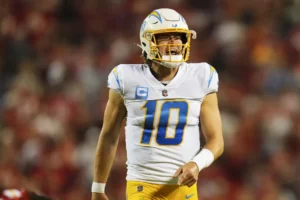 Justin Herbert keeps Chargers' playoff hopes alive with win over