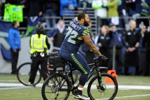  Seattle Seahawks Michael Bennett celebrates NFC Championship win with joy ride: "Best bike ride I've ever had"
