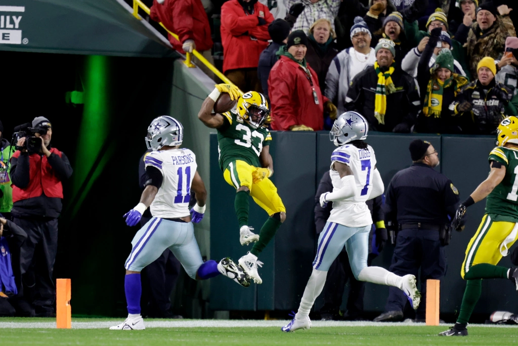 Green Bay Packers RB Aaron Jones scoring a touchdown