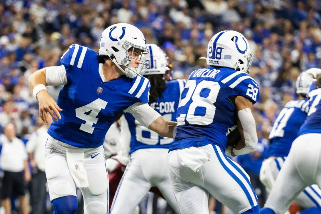 Indianapolis Colts QB Sam Ehlinger (4) hands the ball to Indianapolis Colts Rb Jonathan Taylor (28). (Photo by Trevor Ruszkowski/USA TODAY Sports)