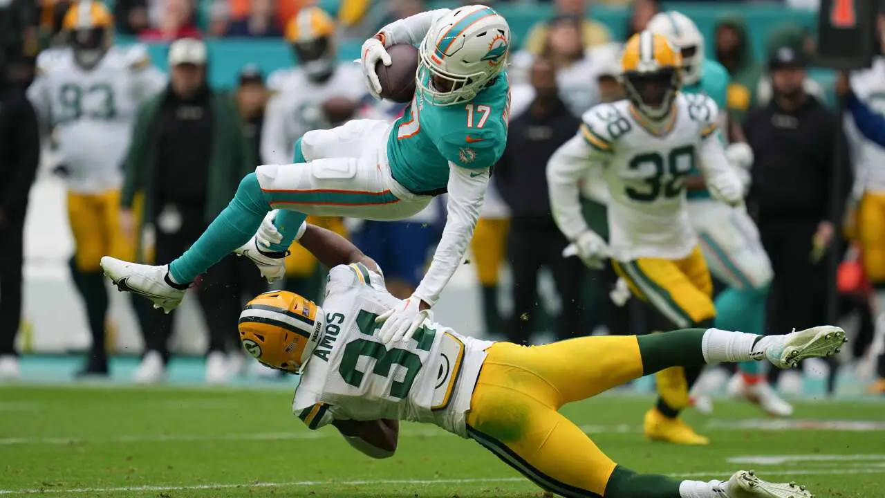 Jaylen Waddle vs. Adrian Amos Packers Dolphins 2022