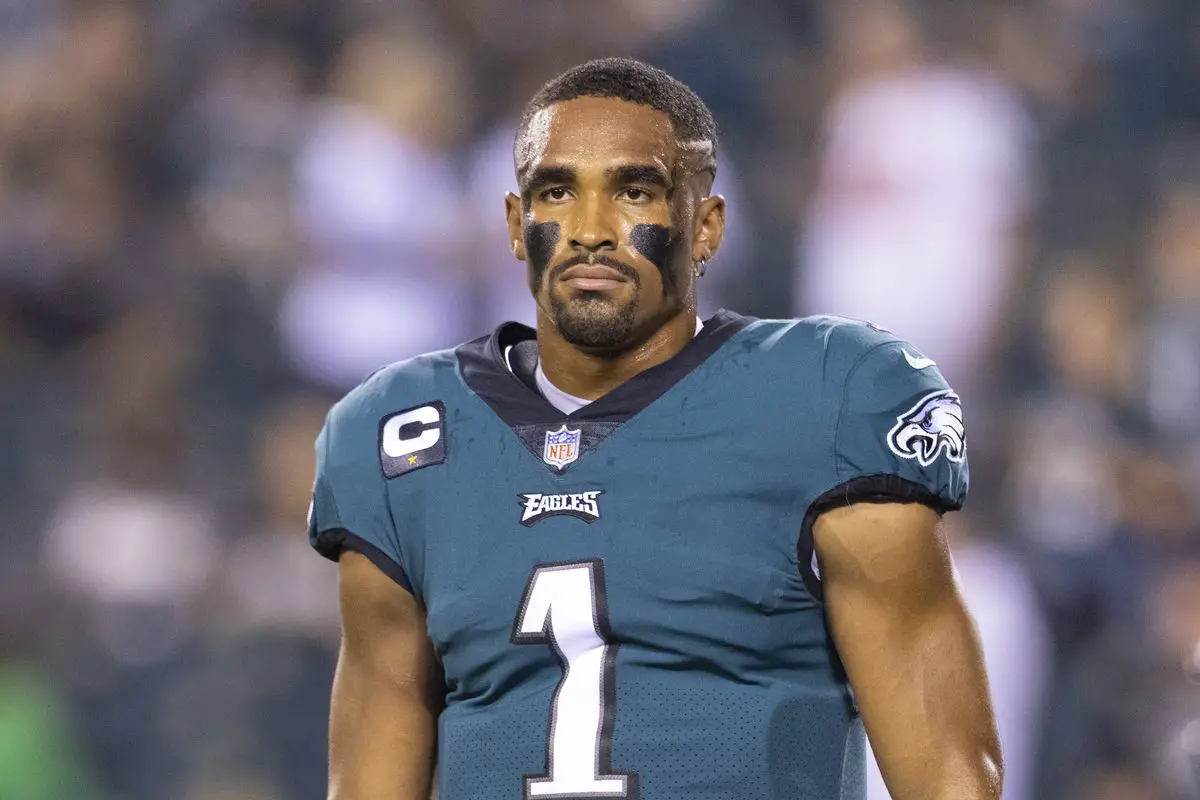 Eagles' A.J. Brown defends Jalen Hurts from Philly media