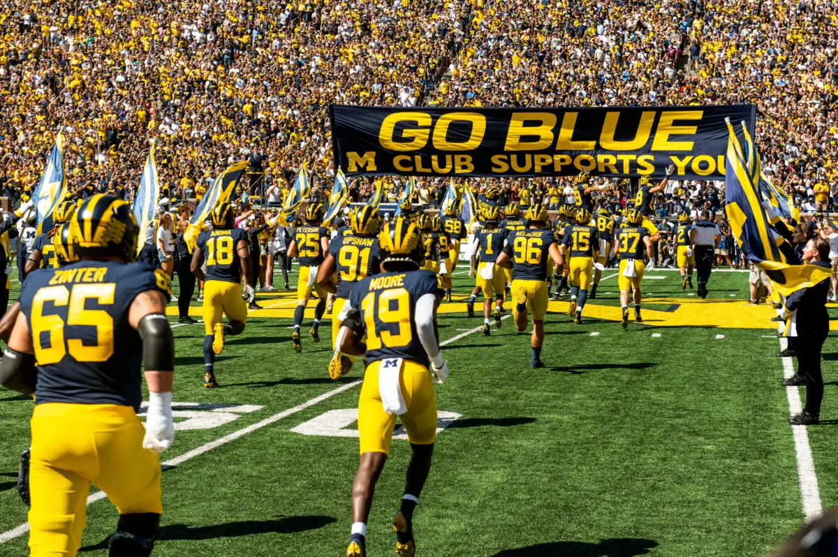 Michigan Wolverines are taking on the Indiana Hoosiers