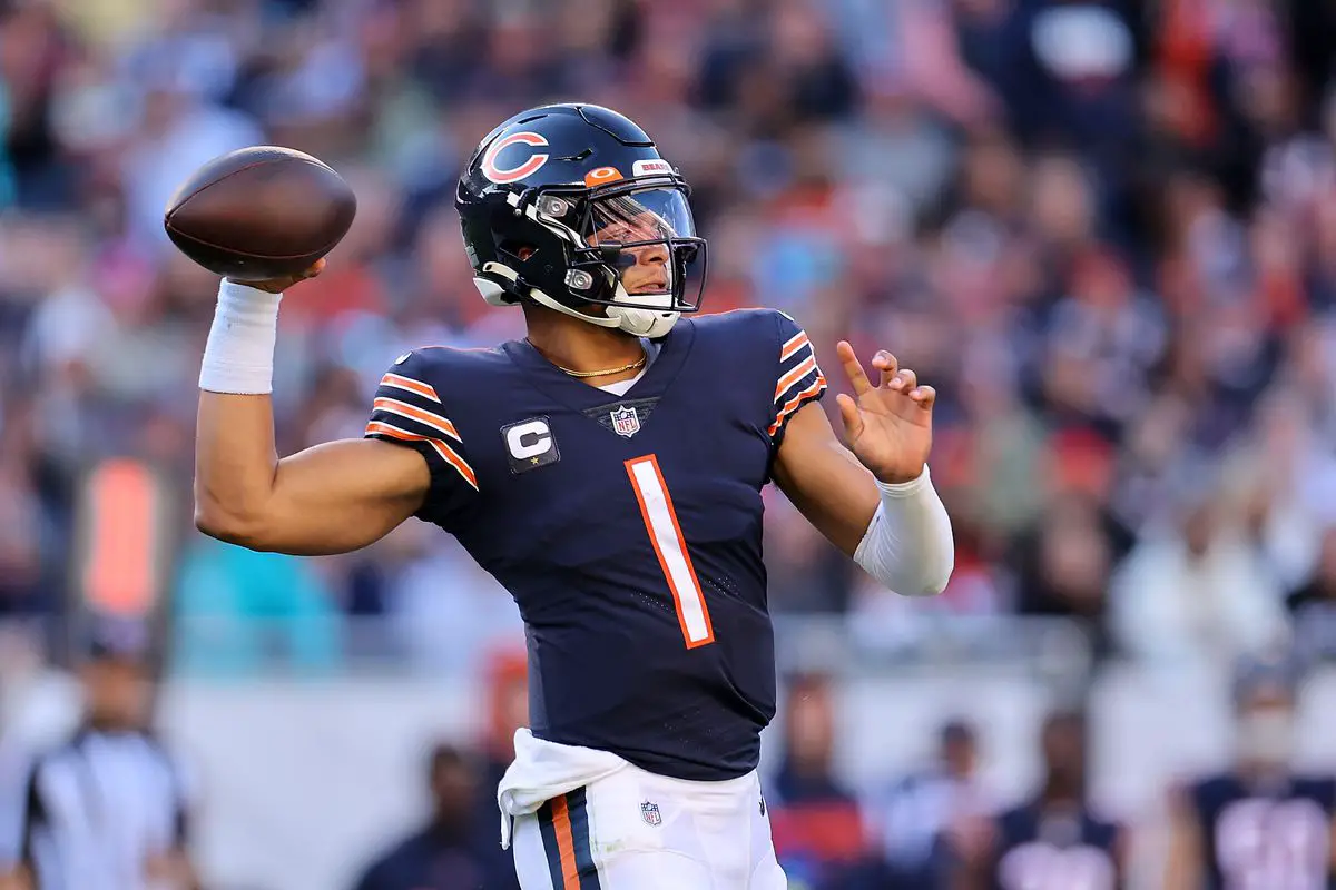 Chicago Bears QB Justin Fields leaves loss to Vikings with right hand  injury