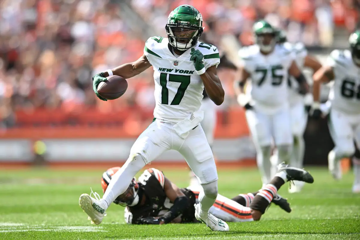 New York Jets WR Garrett Wilson Returns to Game After Rib Injury - Sports  Illustrated New York Jets News, Analysis and More