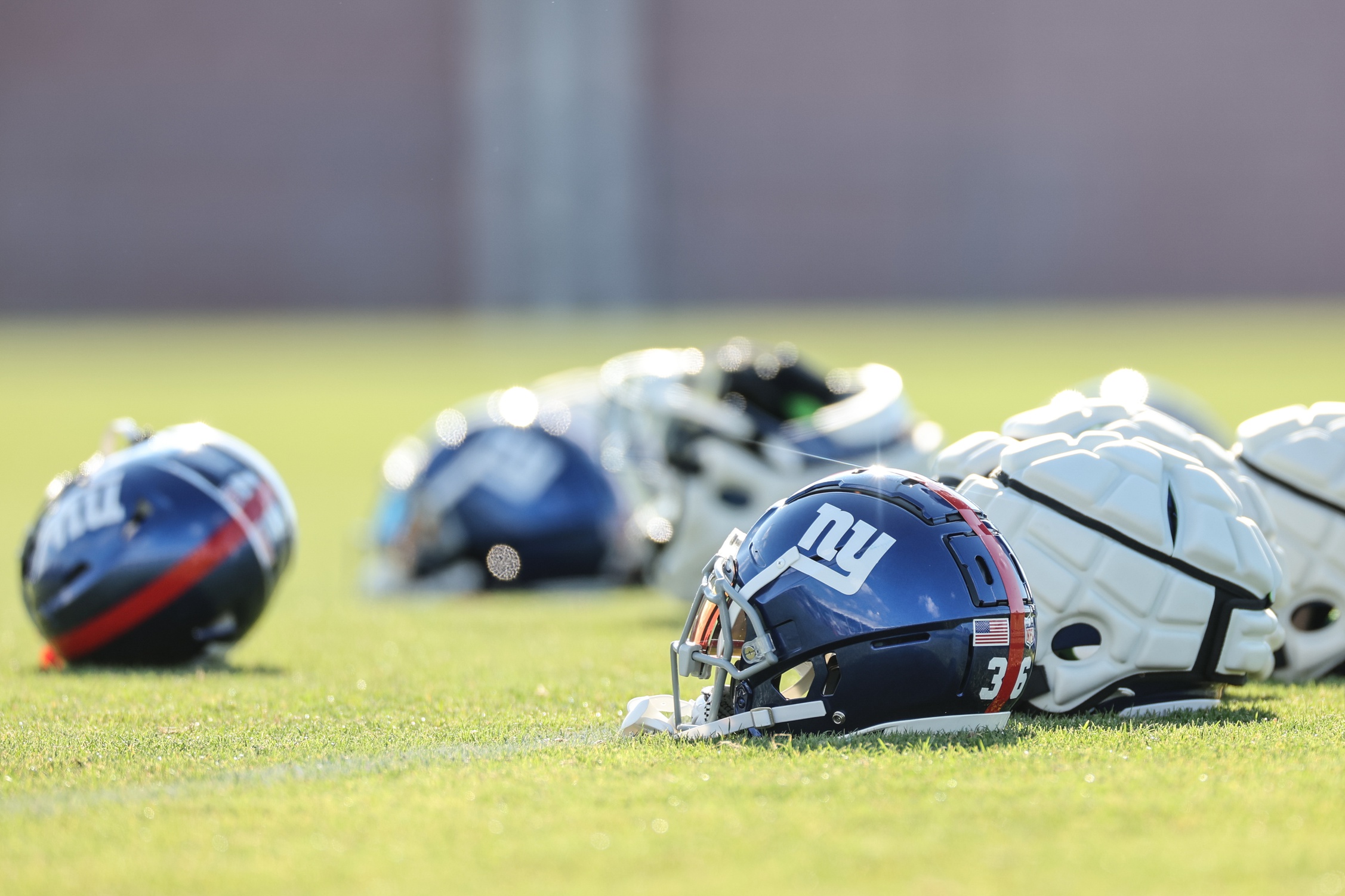 Justin Pugh is back in a Giants Helmet