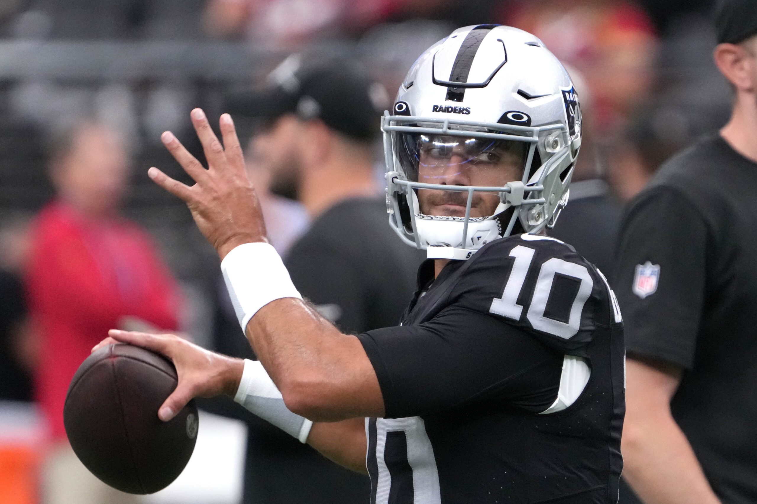 BREAKING: Las Vegas Raiders QB Jimmy Garoppolo Heads To Locker Room With  Concerning Leg Injury - Gridiron Heroics