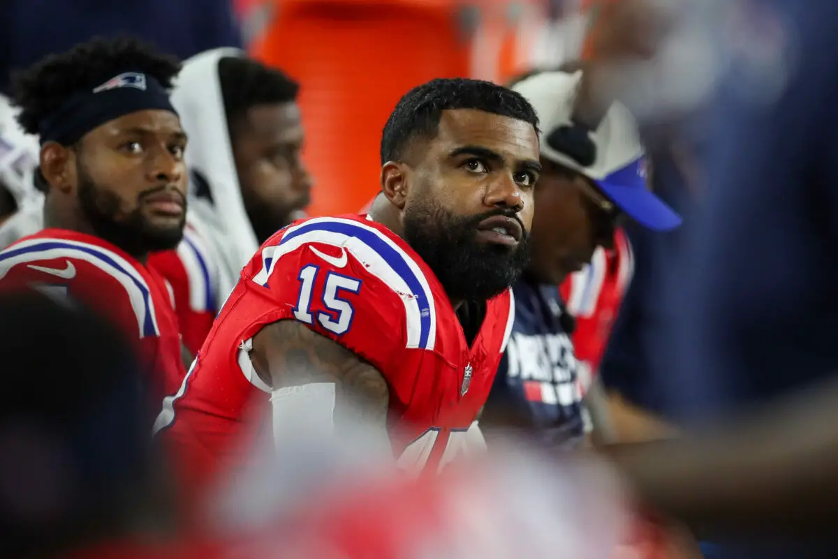 New England Patriots running back Ezekiel Elliott (15) hugs