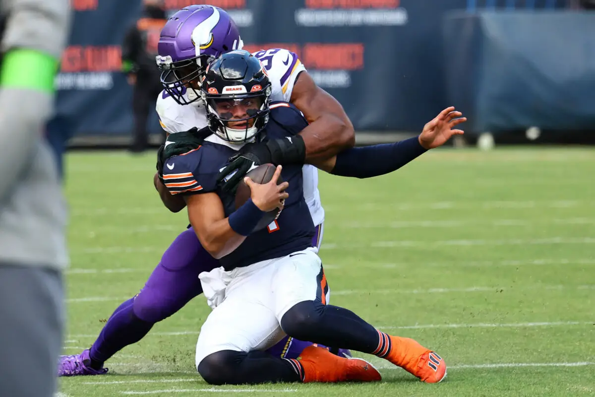 Chicago Bears QB Justin Fields leaves loss to Vikings with right hand  injury