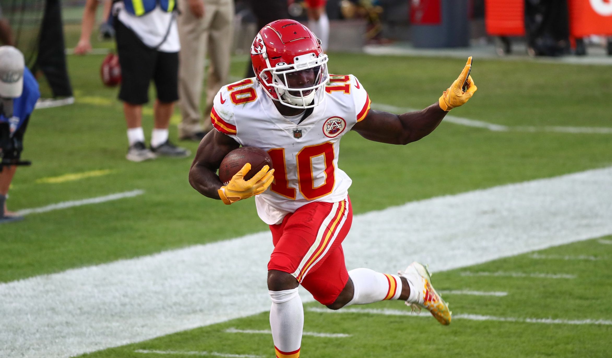 Chiefs' 2nd Round Pick Shines Amid Receiving Corps Struggles