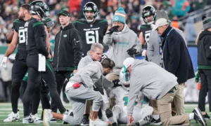 Miami Dolphins NFL: Dolphins players slam MetLife Stadium turf after Jaelan Phillips injury