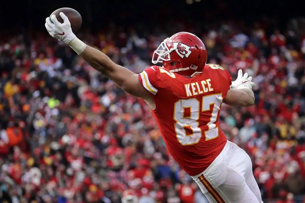 Travis Kelce extends to make the catch.